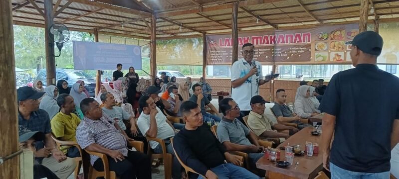 Anggota DPRK Banda Aceh Ismawardi, S.Pd berdialog dengan warga saat pelaksanaan Reses I Masa Persidangan II Tahun Anggaran 2026 di Gampong Pie, Meraxa, Sabtu (7/2/2026). Foto: Dok. DRPK Banda Aceh