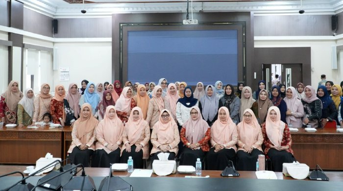 Foto bersama usai pertemuan rutin Dharma Wanita Persatuan yang dirangkaikan dengan tausiah menyambut Bulan Suci Ramadhan 1447 Hijriah, Kamis (5/2/2026). Foto: Dok. DPRA