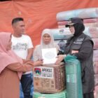 Wali Kota Banda Aceh Illiza Sa’aduddin Djamal menyerahkan bantuan secara simbolis kepada warga terdampak bencana di posko pengungsian Desa Tunyang, Kecamatan Timang Gajah, Bener Meriah, Minggu (8/2/2026). Foto: Dok. Prokopim Kota Banda Aceh