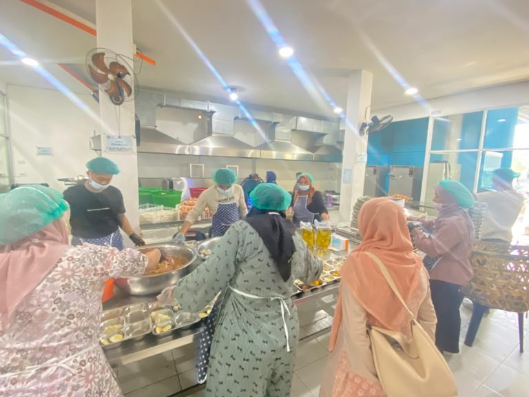 Tim Dinas Kesehatan Kota Banda Aceh saat melakukan monitoring dan evaluasi Program Gizi dan Kesehatan Lingkungan di SPPG Desa Lambung, Jumat (6/2/2026). Foto: Dok. Dinkes Kota Banda Aceh