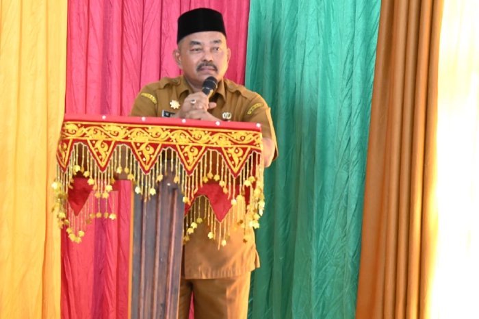 Asisten II Sekdakab Aceh Besar M. Ali, S.Sos., M.Si membuka Musrenbang RKPD 2027 Kecamatan Simpang Tiga di Gedung UDKP, Senin (9/2/2026). Foto: Dok. MC Aceh Besar