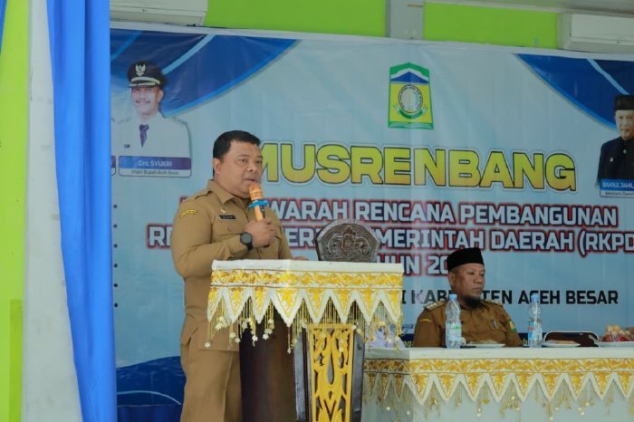 Drs Sulaimi, M.Si mewakili Bupati Aceh Besar membuka Musrenbang RKPD 2027 Kecamatan Indrapuri di Gedung UDKP, Senin (9/2/2026). Foto: Dok. MC Aceh Besar