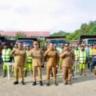 Foto bersama usai Apel gabungan DLHK Aceh Barat diikuti Wakil Bupati, jajaran ASN, TNI, Polri, dan pelajar sebagai persiapan aksi gotong royong massal pada 13 Februari 2026. Foto: Dok. Pemkab Aceh Barat