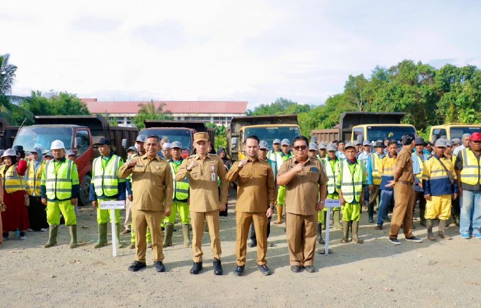 Foto bersama usai Apel gabungan DLHK Aceh Barat diikuti Wakil Bupati, jajaran ASN, TNI, Polri, dan pelajar sebagai persiapan aksi gotong royong massal pada 13 Februari 2026. Foto: Dok. Pemkab Aceh Barat