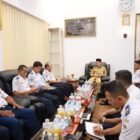 Bupati Aceh Barat Tarmizi melakukan pertemuan dengan Kepala Balai Kemenhub untuk membahas hibah lahan Terminal Tipe A bagi pembangunan Sekolah Rakyat, Senin (9/2/2026). Foto: Dok. Pemkab Aceh Barat