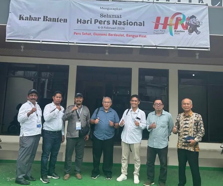 Rombongan Serikat Perusahaan Pers (SPS) Aceh berfoto bersama manajemen Harian Kabar Banten usai pertemuan membahas penguatan kolaborasi media, di Serang, Banten, Senin (9/2/2026). Foto: Dok. Istimewa