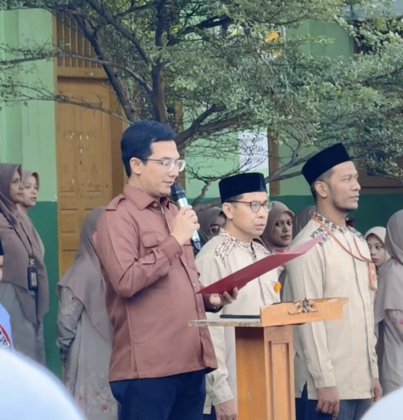 Ketua DPRK Banda Aceh, Irwansyah, saat menjadi pembina upacara di SDIT Islah Banda Aceh, Senin (9/2/2026). Foto: Dok. DPRK Banda Aceh