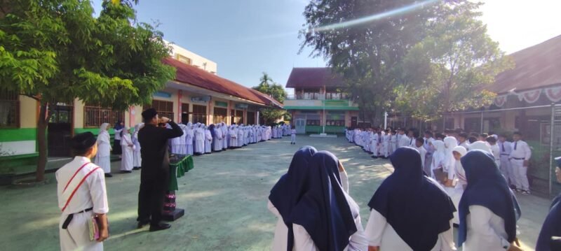 Wakil Ketua Komisi III DPRK Banda Aceh, Tuanku Muhammad, saat menjadi pembina upacara di Madrasah Ibtidaiyah Swasta Lamgugob, Banda Aceh, Senin (9/2/2026). Foto: Dok. DPRK Banda Aceh