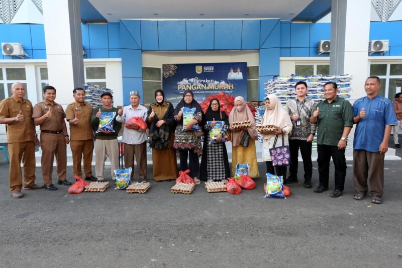 Wali Kota Banda Aceh Illiza Sa’aduddin Djamal menyerahkan paket pangan bersubsidi kepada warga dalam Gerakan Pangan Murah di Kecamatan Meuraxa, Senin (10/2/2026). Foto: Dok. Prokopim Kota Banda Aceh