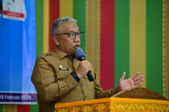 Asisten I Sekdakab Aceh Besar, Farhan AP, memberikan arahan pada Musrenbang RKPD Tahun 2027 Kecamatan Kuta Malaka, Selasa (10/2/2026). Foto: Dok. MC Aceh Besar