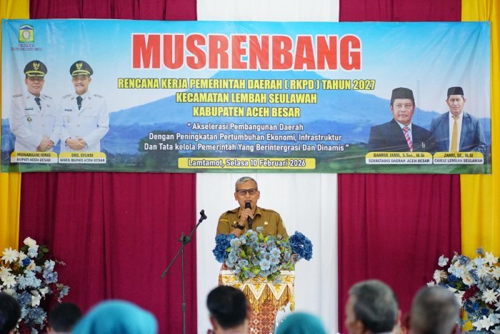 Asisten Administrasi Umum Abdullah S.Sos membuka Musrenbang Kecamatan Lembah Seulawah Tahun 2027 di Aula UDKP Kantor Camat, Selasa (10/02/2026). Foto: Dok. MC Aceh Besar