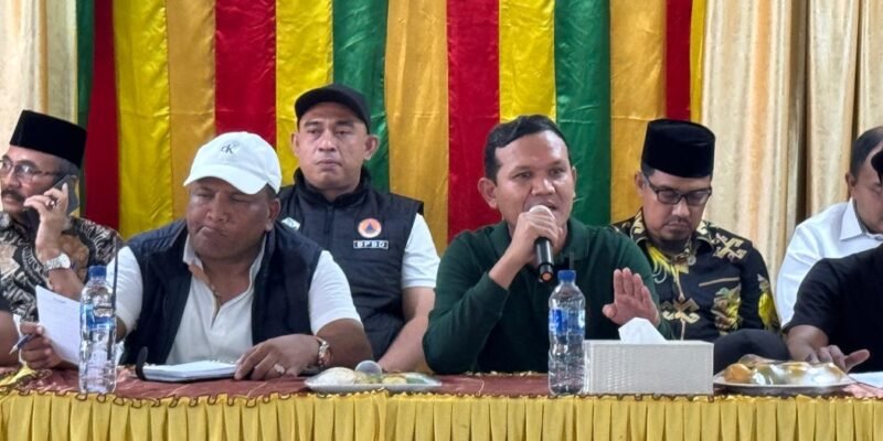 Wakil Gubernur Aceh Fadhlullah memimpin rapat bersama camat dan keuchik gampong terdampak bencana di Kantor Camat Peusangan, Kabupaten Bireuen, Minggu (8/2/2026). Foto: Dok. Biro Adpim Setda Aceh