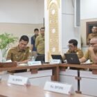 Wakil Gubernur Aceh Fadhlullah memimpin Rapat Koordinasi Penanganan Bencana Hidrometeorologi Fase Transisi Pemulihan di Posko Terpadu Kantor Gubernur Aceh, Senin (9/2/2026). Foto: Dok. Biro Adpim Setda Aceh