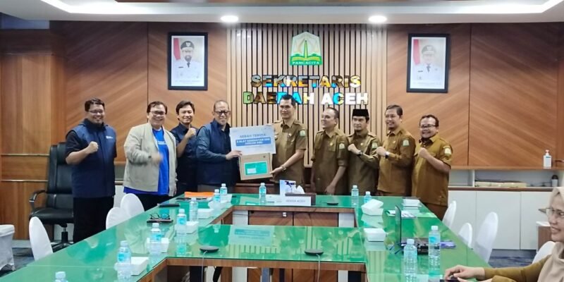 Penyerahan bantuan tiga unit USG portabel (VSCAN Air) dari Human Initiative kepada Pemerintah Aceh dalam audiensi di Banda Aceh, Senin (9/2/2026). Foto: Dok. Biro Adpim Setda Aceh