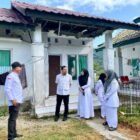 Plt Kadis Kesehatan Aceh Besar Agus Husni meninjau kerusakan fasilitas Puskesmas Pulo Aceh di Gampong Lampuyang, Pulo Breueh, Rabu (11/2/2026). Foto: Dok. MC Aceh Besar