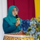 Wakil Ketua I TP–PKK Aceh Besar Hj. Nurul Fazli memberikan arahan kepada TP–PKK dan Bunda PAUD Gampong Lon Asan agar fokus pada penurunan stunting dan peningkatan kualitas pendidikan anak usia dini, Rabu (11/2/2026). Foto: Dok. Mc Aceh Besar