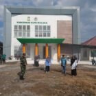 Kepala Puskesmas Kuta Malaka dr. Eli Diana bersama Camat Kuta Malaka Muzakkir, SE, unsur Muspika, dan lintas sektor saat gotong royong meuseraya dalam rangka menyambut bulan suci Ramadhan dan mendukung inovasi Puskesmas Geberling Malaka, Rabu (11/2/2026). Foto: Dok. MC Aceh Besar