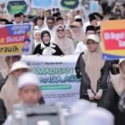 Wali Kota Banda Aceh Illiza Sa’aduddin Djamal ikut berjalan bersama ribuan peserta dalam Kirab Tarhib Ramadan 1447 H di jalan protokol Banda Aceh, Selasa (10/2/2026). Foto: Dok. Prokopim Kota Banda Aceh