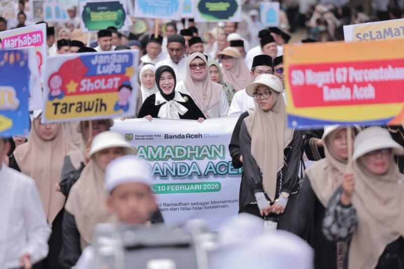 Wali Kota Banda Aceh Illiza Sa’aduddin Djamal ikut berjalan bersama ribuan peserta dalam Kirab Tarhib Ramadan 1447 H di jalan protokol Banda Aceh, Selasa (10/2/2026). Foto: Dok. Prokopim Kota Banda Aceh