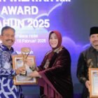 Wali Kota Banda Aceh Illiza Sa’aduddin Djamal menyerahkan penghargaan LLDIKTI Award 2025 kepada perguruan tinggi swasta berprestasi se-Aceh di Hermes Palace Hotel, Selasa (10/2/2026). Foto: Dok. Prokopim Kota Banda Aceh