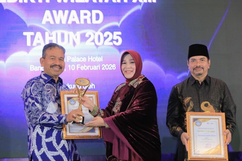 Wali Kota Banda Aceh Illiza Sa’aduddin Djamal menyerahkan penghargaan LLDIKTI Award 2025 kepada perguruan tinggi swasta berprestasi se-Aceh di Hermes Palace Hotel, Selasa (10/2/2026). Foto: Dok. Prokopim Kota Banda Aceh