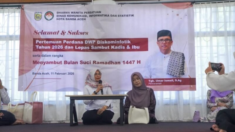 Plt. Ketua DWP Diskominfotik Kota Banda Aceh, Ny. Zubir, memimpin arisan perdana 2026 dan lepas sambut Ketua DWP di Aula Diskominfotik, Rabu (11/2/2026). Foto: Dok. Diskominfo Kota Banda Aceh