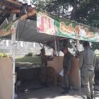 Petugas Satpol PP WH Kota Banda Aceh menyerahkan surat teguran kepada PKL di Jalan T. Iskandar, Ulee Kareng, sebagai upaya penataan kawasan menjelang Ramadhan, Selasa (10/2/2026). Foto: Dok. Satpol PP WH Kota Banda Aceh