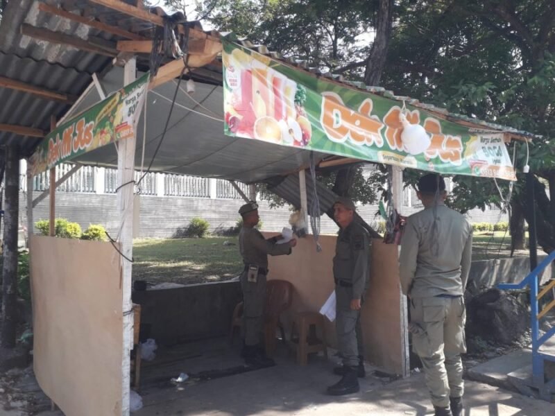 Petugas Satpol PP WH Kota Banda Aceh menyerahkan surat teguran kepada PKL di Jalan T. Iskandar, Ulee Kareng, sebagai upaya penataan kawasan menjelang Ramadhan, Selasa (10/2/2026). Foto: Dok. Satpol PP WH Kota Banda Aceh