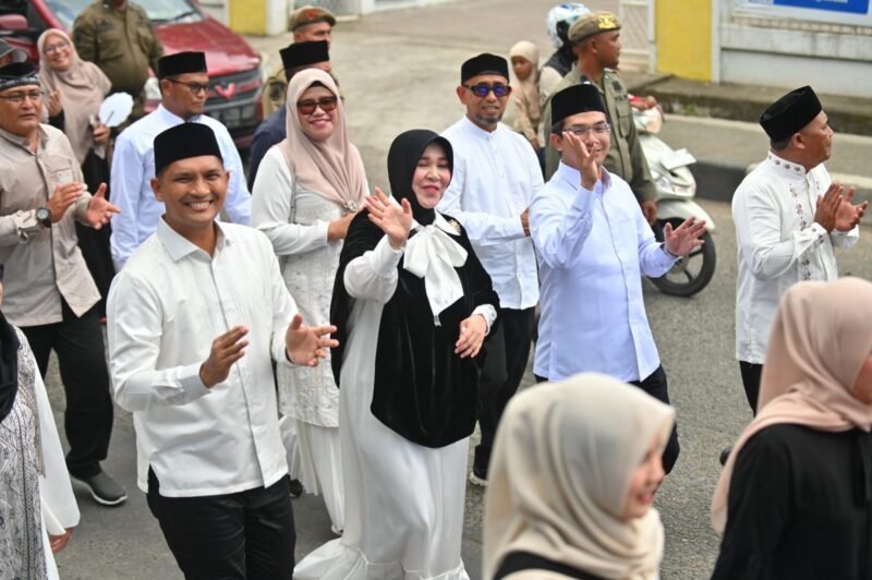Ketua DPRK Banda Aceh Irwansyah ST bersama Wali Kota Illiza Sa’aduddin Djamal mengikuti Kirab Tarhib Ramadan 1447 H di Banda Aceh, Selasa (10/2/2026). Foto: Dok. DPRK Banda Aceh