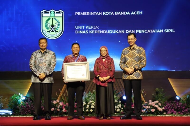 Kepala Disdukcapil Banda Aceh Heru Triwijanarko menerima penghargaan Wilayah Bebas Korupsi (WBK) dari Menteri PAN-RB Rini Widyantini di Jakarta, Rabu (12/2/2026). Foto: Dok. Diskominfo Kota Banda Aceh