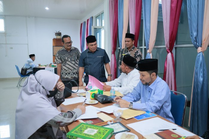 Bupati Aceh Besar H Muharram Idris meninjau seleksi guru Beut Bak Sikula di Dekranasda Aceh Besar, Kamis (12/2/2026). Foto: Dok. MC Aceh Besar