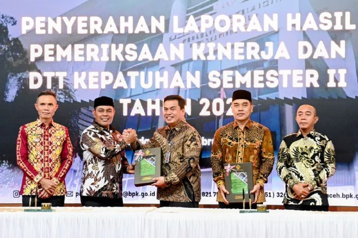 Bupati Aceh Besar H Muharram Idris menandatangani berita acara Laporan Hasil Pemeriksaan (LHP) Keuangan Pemerintah Daerah tahun 2025 di Kantor BPK Perwakilan Aceh, Banda Aceh, Kamis (12/02/2025). Foto: Dok. MC Aceh Besar