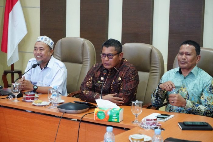Sekda Aceh Besar Bahrul Jamil S.Sos M.Si memimpin FGD Indonesia Blue Economy for Coastal Livelihoods di Kantor Bupati Aceh Besar, Kota Jantho, Kamis (12/02/2026). Foto: Dok. MC Aceh Besar