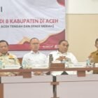 Wakil Gubernur Aceh, H. Fadhlullah, didampingi Sekda Aceh, M. Nasir, S.IP, MPA, serta jajaran Pemerintah Aceh, saat menerima kunjungan kerja Pimpinan MPR-RI, beserta Mendagri RI/Ketua Satgas Percepatan Rehabilitasi dan Rekonstruksi Pascabencana Sumatera, Muhammad Tito Karnavian, dalam rangka menyerahkan bantuan untuk korban bencana hidrometeorologi Aceh di 8 Kabupaten/Kota, di Posko Terpadu Masa Transisi Darurat ke Pemulihan Bencana Hidrometeorologi Aceh, Banda Aceh, Selasa (10/2/2026). Foto: Dok. Biro Adpim Setda Aceh
