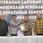 Asisten Administrasi Umum Sekda Aceh Muhammad Diwarsyah menerima Laporan Hasil Pemeriksaan (LHP) dari Kepala BPK Perwakilan Aceh Andri Yogama di Banda Aceh, Kamis (12/2/2026). Foto: Dok. Biro Adpim Setda Aceh