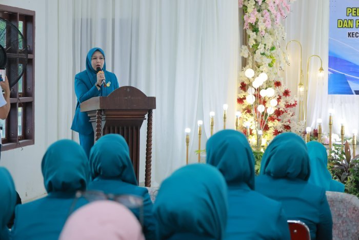 Hj. Rita Mayasari Ketua TP-PKK Kabupaten Aceh Besar Memberikan Sambutan usai menyaksikan Pelantikan sebanyak 15 Ketua Tim Penggerak PKK Gampong dan mengukuhkan Bunda PAUD Gampong di Kecamatan Ingin Jaya, berlangsung di Aula Kantor Camat Ingin Jaya, Kamis (12/2/2026). Foto: Dok. MC Aceh Besar