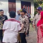 Sekdako Banda Aceh Jalaluddin meninjau lokasi kebakaran Dayah Budi Muthmainnah di Gampong Cuerih, Ulee Kareng, Kamis (12/2/2026). Foto: Dok. Prokopim Kota Banda Aceh