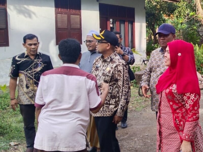 Sekdako Banda Aceh Jalaluddin meninjau lokasi kebakaran Dayah Budi Muthmainnah di Gampong Cuerih, Ulee Kareng, Kamis (12/2/2026). Foto: Dok. Prokopim Kota Banda Aceh