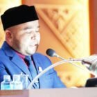 M. Hatta Bulkaini, Juru Bicara Panja RKT DPRA 2026, menyampaikan laporan hasil pembahasan dan penyusunan Rencana Kerja Tahunan DPRA di hadapan Rapat Paripurna, Kamis (12/2/2026). Foto: Dok. DPRA