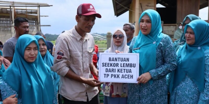 Ketua TP PKK Aceh, Ny. Marlina Muzakir, bersama Ketua Staf Ahli TP-PKK Aceh, Ny. Mukarramah Fadhlullah, menyerahkan bantuan seekor sapi meugang untuk masyarakat, di Gampong Paya Raboe Kecamatan Sawang, Aceh Utara, Jum’at (13/2/2026). Foto: Dok. Biro Adpim Setda Aceh