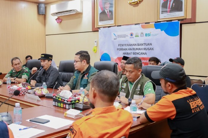 Bupati Aceh Barat, Tarmizi SP, MM, memberi bantuan stimulan untuk perbaikan rumah rusak akibat banjir dan longsor di Meulaboh, Jumat (13/2/2026). Foto: Dok. Pemkab Aceh Barat 