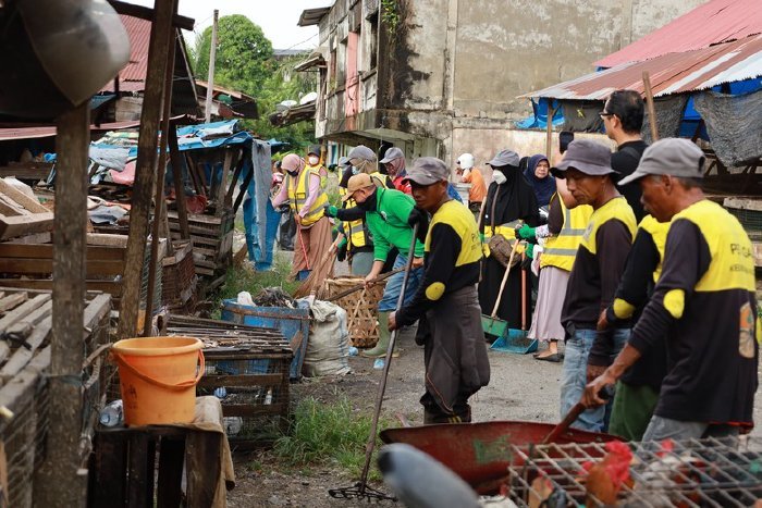 ASN, TNI, Polri, dan aparat desa Aceh Barat melakukan gotong royong massal dalam Gerakan Asri di Pasar Bina Usaha dan Pantai Ujong Karang, Jumat (13/2/2026). Foto: Dok. Pemkab Aceh Barat