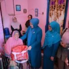 Ketua TP-PKK Aceh Besar, Hj. Rita Mayasari, menyerahkan kursi roda dan paket sembako secara langsung kepada Nismawati, warga penyandang disabilitas di Gampong Meunasah Tunong, Kecamatan Seulimeum, Kamis (12/2/2026). Foto: Dok. MC Aceh Besar