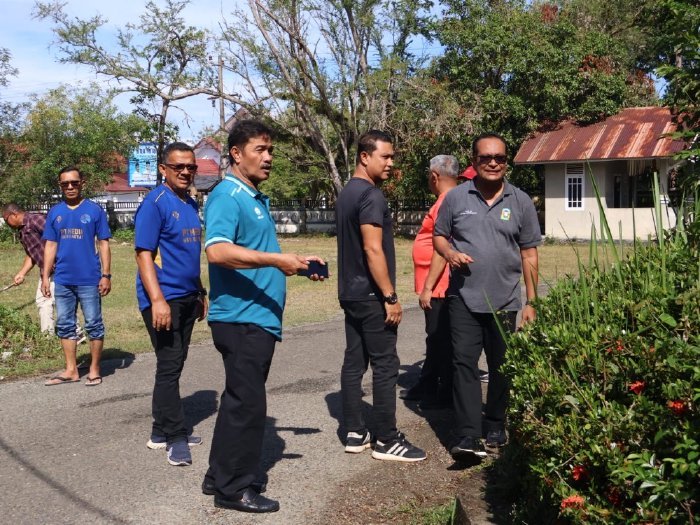 Wakil Bupati Aceh Besar, Syukri, memantau langsung kegiatan gotong royong massal Aparatur Sipil Negara (ASN) dalam rangka menyambut Bulan Suci Ramadhan 1447 Hijriah di wilayah Kabupaten Aceh Besar, Jumat (13/02/2026). Foto: Dok. MC Aceh Besar