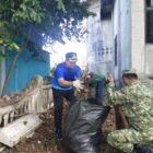 Camat Darul Kamal Husaini SPd.I bersama personel Koramil memungut sampah di Masjid Jamik Baitul Kiram, Peukan Biluy, Kecamatan Darul Kamal, Kabupaten Aceh Besar, Jumat (13/2/2026). Foto: Dok. Mc Aceh Besar