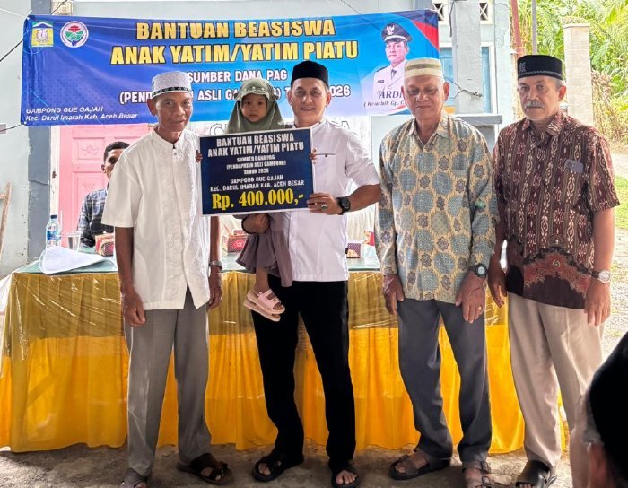 Prosesi Penyerahan bantuan Sumbangan Untuk 30 Orang Anak Yatim Oleh Ardian Keuchik Gue Gajah, berlangsung di Gampong Gue Gajah, Darul Imarah, Aceh Besar, Jumat, (13/02/2026). Foto: Dok. MC Aceh Besar