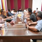 Bupati Aceh Besar H. Muharram Idris memimpin rapat peningkatan kinerja OPD di Gedung Dekranasda Aceh Besar, Jumat (13/2/2026). Foto: Dok. MC Aceh Besar