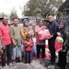 Wakil Wali Kota Banda Aceh Afdhal Khalilullah menyerahkan bantuan masa panik kepada korban kebakaran di Gampong Alue Naga, Kecamatan Syiah Kuala, Sabtu (14/2/20/6). Foto: Dok. Prokopim Kota Banda Aceh