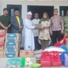 Petugas Dinsos Kota Banda Aceh menyalurkan bantuan masa panik kepada korban kebakaran di Dayah Budi Muthmainnah dan Gampong Alue Naga, Minggu (15/2/2026). Foto: Dok. Diskominfo Kota Banda Aceh