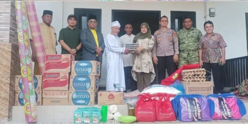 Petugas Dinsos Kota Banda Aceh menyalurkan bantuan masa panik kepada korban kebakaran di Dayah Budi Muthmainnah dan Gampong Alue Naga, Minggu (15/2/2026). Foto: Dok. Diskominfo Kota Banda Aceh